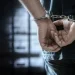 Cayó por generar disturbios, dio un nombre falso y descubrieron que era un prófugo de la Justicia