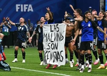 Multa de la FIFA a la AFA por exhibir la bandera de «Las Malvinas son argentinas» ante Inglaterra