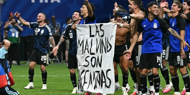 Multa de la FIFA a la AFA por exhibir la bandera de «Las Malvinas son argentinas» ante Inglaterra