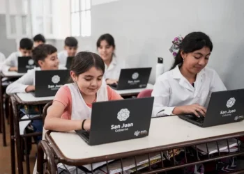 Programa «Maestro de América»: este lunes arranca la entrega de 3.000 notebooks a docentes en el Aldo Cantoni
