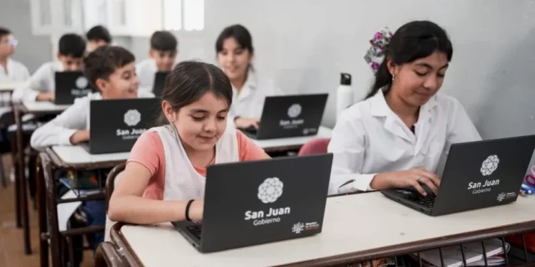 Programa «Maestro de América»: este lunes arranca la entrega de 3.000 notebooks a docentes en el Aldo Cantoni