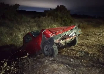 Impacto frontal en Angaco: dos camionetas chocaron de frente y una cayó al interior de una zanja
