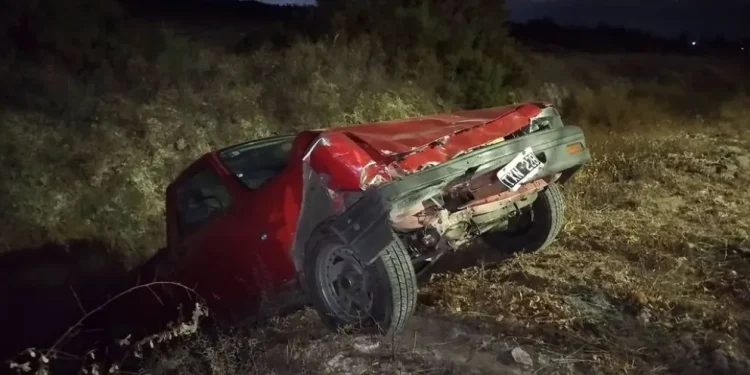 Impacto frontal en Angaco: dos camionetas chocaron de frente y una cayó al interior de una zanja