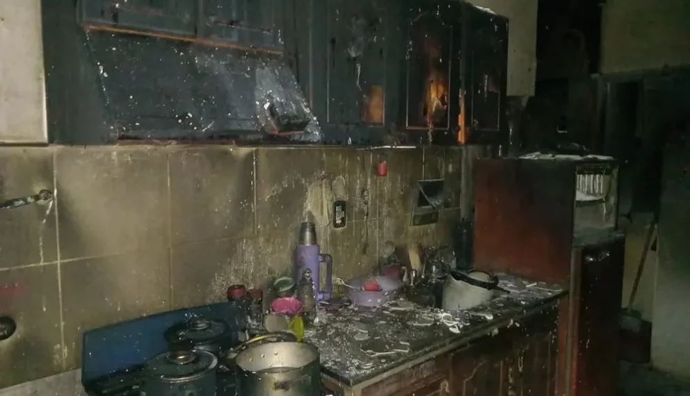 Pérdidas totales y dos heridos graves tras un voraz incendio en el Barrio Bicentenario de Angaco: interviene la UFI Genérica