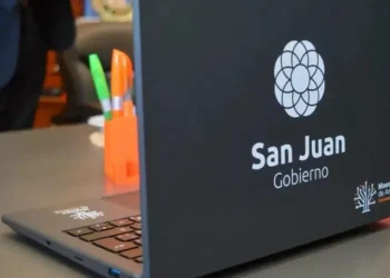 Fiesta educativa en el Aldo Cantoni: el Gobierno de San Juan entrega cerca de 3.000 computadoras a docentes de toda la provincia