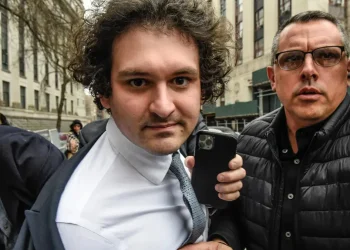 De la portada de Forbes a 25 años de cárcel: la estrepitosa caída de Sam Bankman-Fried, el «rey de las criptomonedas»