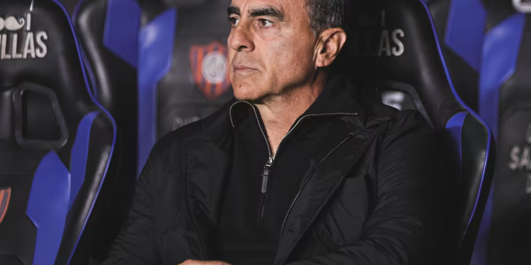 Tras la dura goleada en Copa Argentina, la dirigencia de Independiente echó a Gustavo Quinteros
