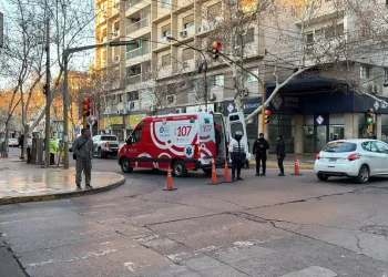Mañana accidentada en el centro: atropellaron a un peatón que iba a trabajar en calle Mendoza y Santa Fe
