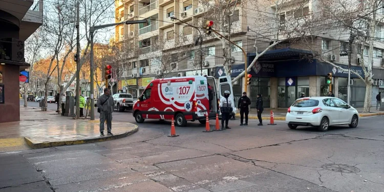 Mañana accidentada en el centro: atropellaron a un peatón que iba a trabajar en calle Mendoza y Santa Fe