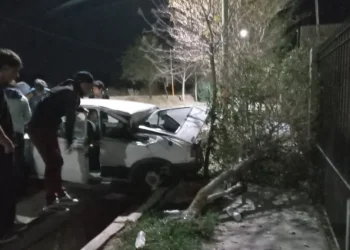 Perdió el control en una curva, chocó contra un árbol y terminó incrustado en una casa