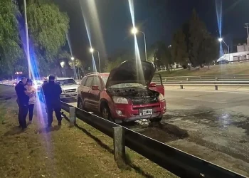 Momentos de pánico en la Avenida Circunvalación: un automóvil se prendió fuego en el anillo exterior a la altura de Capital