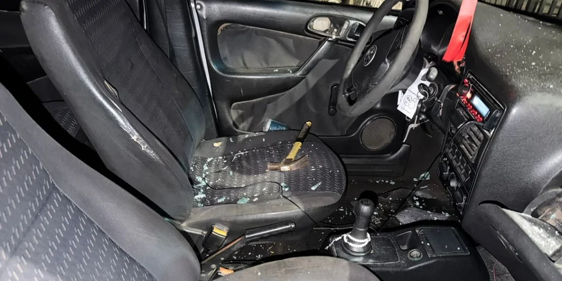 Se enteró de que su expareja se veía con otro y, de despechado, destrozó a martillazos el auto de esa persona