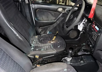 Se enteró de que su expareja se veía con otro y, de despechado, destrozó a martillazos el auto de esa persona