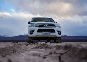 Tres semanas después, la camioneta sigue atrapada en la Pampa del Leoncito y el daño queda al descubierto