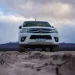 Tres semanas después, la camioneta sigue atrapada en la Pampa del Leoncito y el daño queda al descubierto