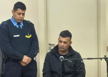 Violencia armada en Rawson: un policía irrumpió borracho en la casa de su ex, la amenazó con su arma y la jueza lo dejó libre