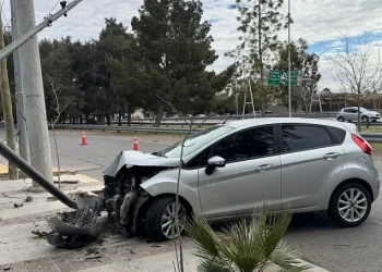 Fuerte siniestro en el lateral de Circunvalación: un automovilista perdió el control, destruyó su vehículo y derribó una columna de alumbrado