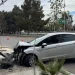 Fuerte siniestro en el lateral de Circunvalación: un automovilista perdió el control, destruyó su vehículo y derribó una columna de alumbrado