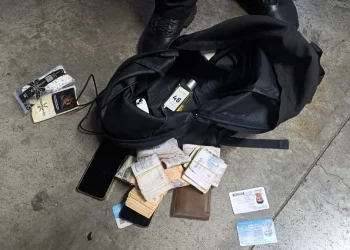 Madrugada descontrolada en Capital: zigzagueaba en moto con 1,74 g/l de alcohol, casi $2,5 millones sin declarar y marihuana