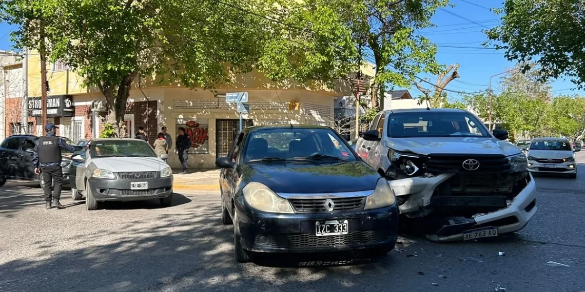 Triple choque en una transitada esquina de Capital: tres vehículos involucrados y un móvil policial intervino en el acto