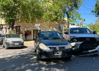 Triple choque en una transitada esquina de Capital: tres vehículos involucrados y un móvil policial intervino en el acto
