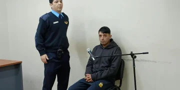 Tenía antecedentes por violencia de género y ahora lo acusan de incendiarle el auto a otra expareja: le colocaron tobillera a un policía