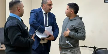 Baleó a una compañera embarazada dentro de una comisaría: imputaron al policía por lesiones culposas y quedó libre