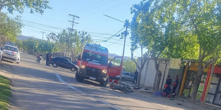 Tragedia vial en Caucete: un motociclista murió en el acto tras chocar con un auto en el barrio Enoé Mendoza