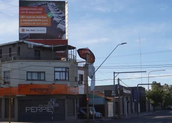 Consecuencias del Zonda: una lona publicitaria se desprendió y quedó atrapada entre cables en España y Valdivia