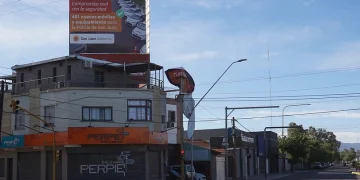 Consecuencias del Zonda: una lona publicitaria se desprendió y quedó atrapada entre cables en España y Valdivia