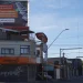 Consecuencias del Zonda: una lona publicitaria se desprendió y quedó atrapada entre cables en España y Valdivia