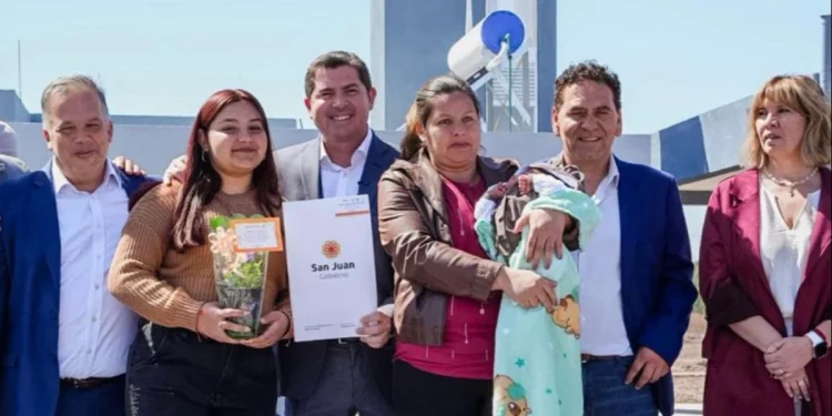 Orrego entregó 118 viviendas en Angaco, confirmó una segunda etapa y ratificó la continuidad de la obra pública con fondos propios