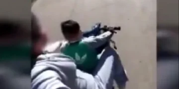 Indignación viral: un nene manejó una moto mientras una mujer filmaba desde atrás y la Agencia Nacional de Seguridad Vial busca sancionarla