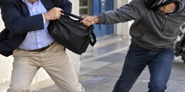 Tensión y arrebato en el microcentro: le quitaron $12,7 millones a un comerciante en el acceso a una sucursal bancaria