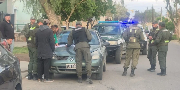 Golpe al narcomenudeo en Jáchal: interceptaron a tres hombres en un auto con 88 dosis de cocaína