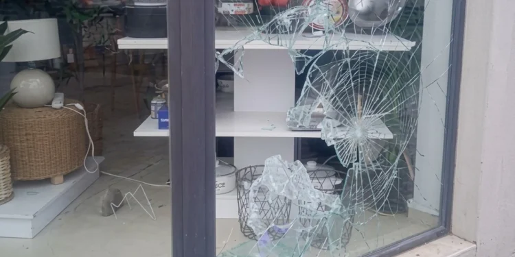 Boquete y candados rotos en Pocito: ladrones en bicicleta reventaron un local de electrónica y escaparon con mercadería