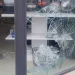 Boquete y candados rotos en Pocito: ladrones en bicicleta reventaron un local de electrónica y escaparon con mercadería