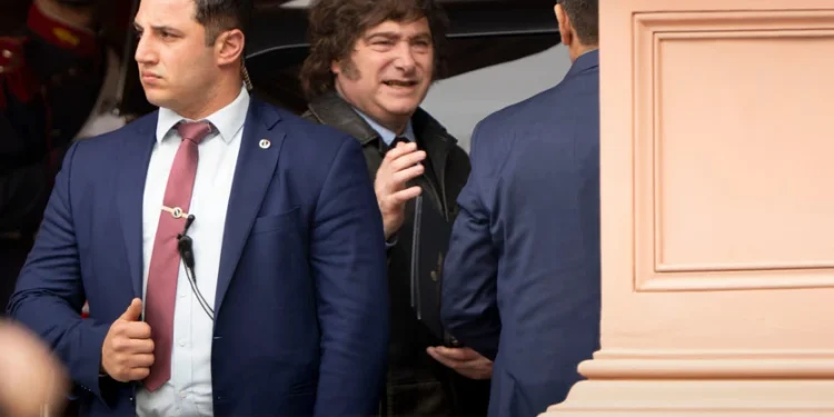 Javier Milei regresó a la Argentina: entrevista con un medio francés, reunión de Gabinete el lunes y viaje a París junto a Marcelo Orrego y gobernadores aliados