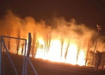 Noche de alarma en Rawson: Bomberos sofocó un gran incendio de pastizales pegado al camping del SEC