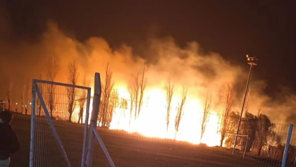 Noche de alarma en Rawson: Bomberos sofocó un gran incendio de pastizales pegado al camping del SEC