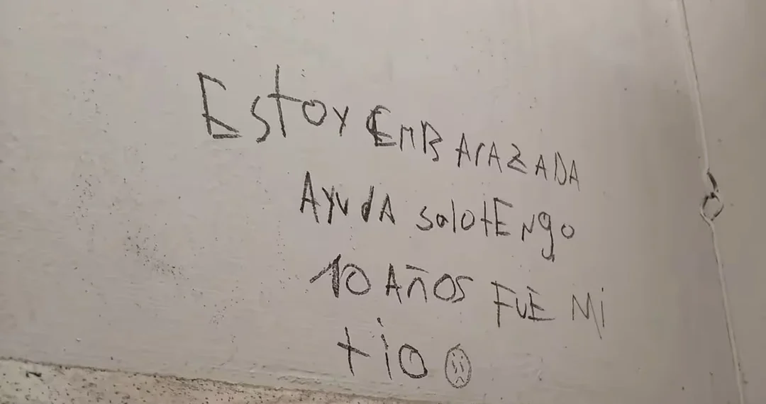 Conmoción en Rawson: investigan el mensaje hallado en el baño de una escuela donde una menor pedía auxilio