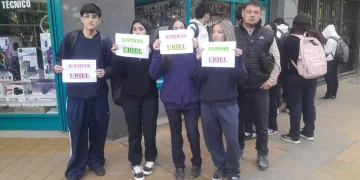 «Justicia por Uriel»: familiares y compañeros marcharon al Juzgado de Menores y suspendieron la audiencia clave
