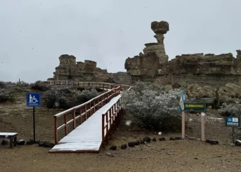 Histórica postal en el Valle de la Luna: una copiosa nevada cubrió las geoformas de Ischigualasto y cerraron el circuito