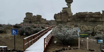 Histórica postal en el Valle de la Luna: una copiosa nevada cubrió las geoformas de Ischigualasto y cerraron el circuito
