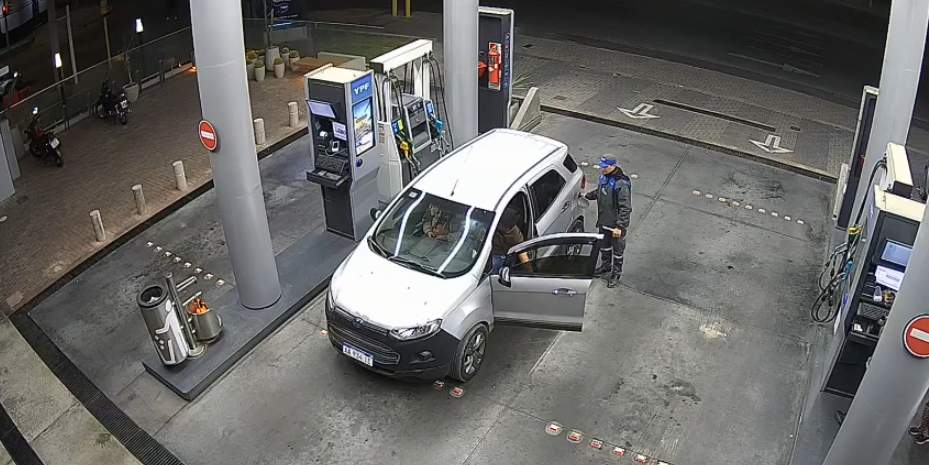 Cargó combustible y escapó a toda velocidad sin pagar en una estación YPF de Capital