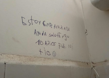 Escándalo e indignación en Rawson: borraron de la pared del baño escolar la pintada que alertaba sobre una nena abusada y destruyeron una prueba clave