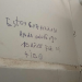 Escándalo e indignación en Rawson: borraron de la pared del baño escolar la pintada que alertaba sobre una nena abusada y destruyeron una prueba clave