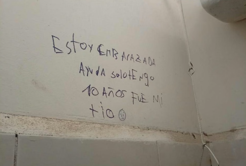 Escándalo e indignación en Rawson: borraron de la pared del baño escolar la pintada que alertaba sobre una nena abusada y destruyeron una prueba clave