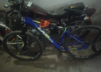 Lo descubrieron forzando la puerta de un local con un caño de acero en pleno centro y cayó a las pocas cuadras