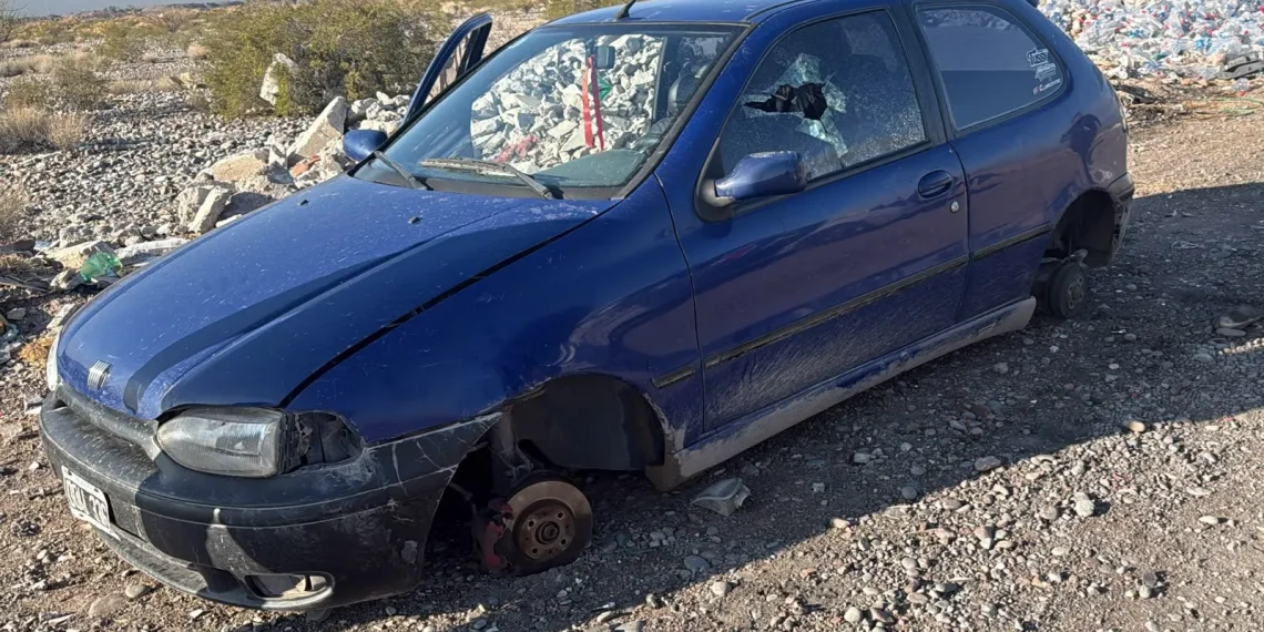 Desmantelado y sin ruedas: hallaron en Capital el Fiat Palio robado durante la madrugada